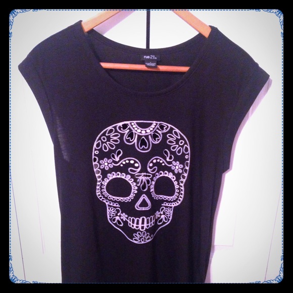 Black and white high low fashion tee