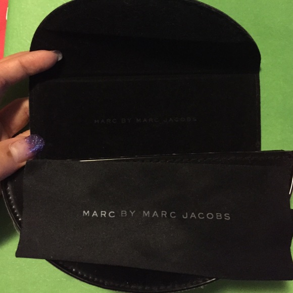 Authentic Marc Jacobs sunglasses case - Picture 1 of 2