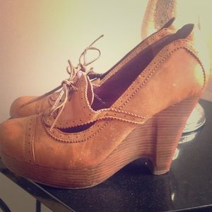 Brown/tan kensie wooden heel!