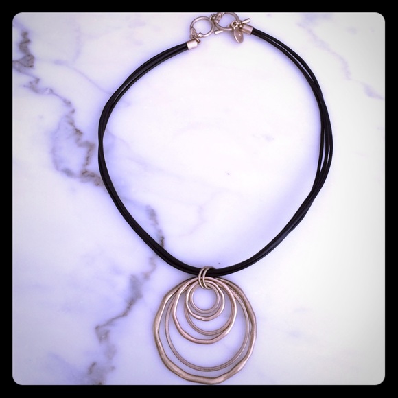 Jones New York brown necklace with an accent piece