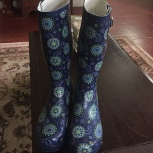 Blue printed rain boots.