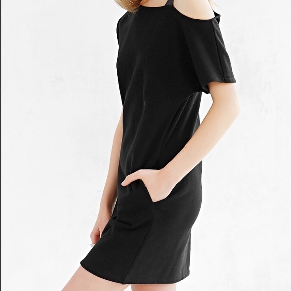 Black Metro Chic Dress with Pockets - Picture 3 of 4