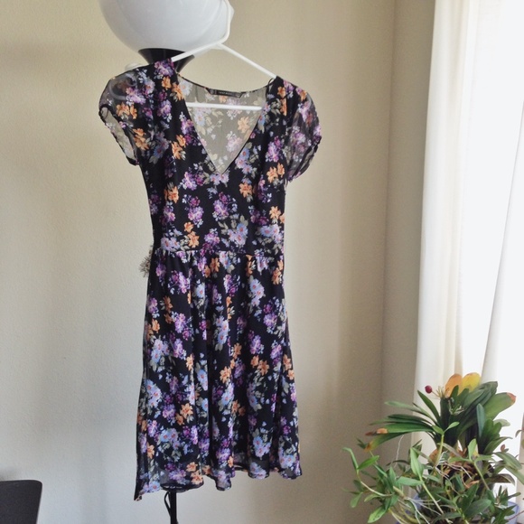 Zara floral dress - Picture 3 of 4