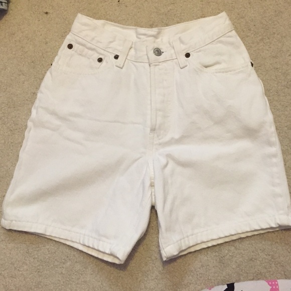 White high-waisted shorts from Levi's
