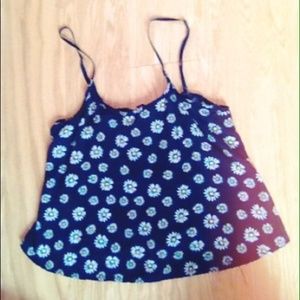 Black top with daisy flowers 🌻💛