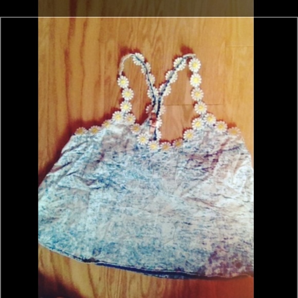 Blueish top with daisy straps 🌻