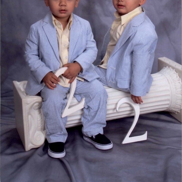 Boys 2t izod seersucker suits, blue pinstripe