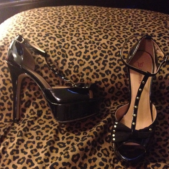 Never worn Just Fab peep toe heels with bow