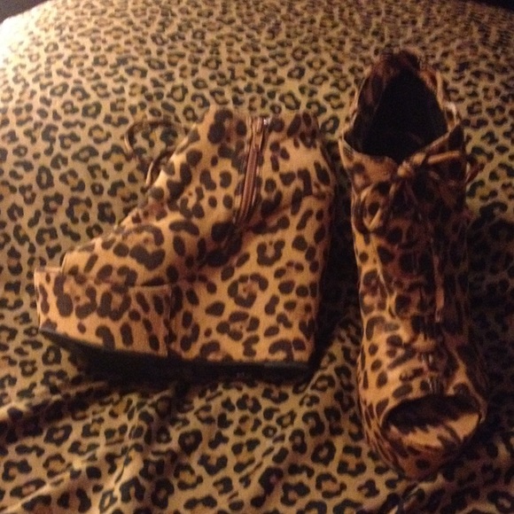 Never worn leopard/cheetah wedges size 8
