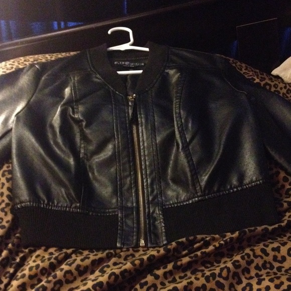 Cropped leather jacket with log sleeves