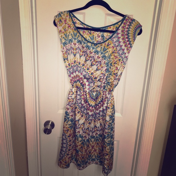 Short dress with short sleeves and cut out back