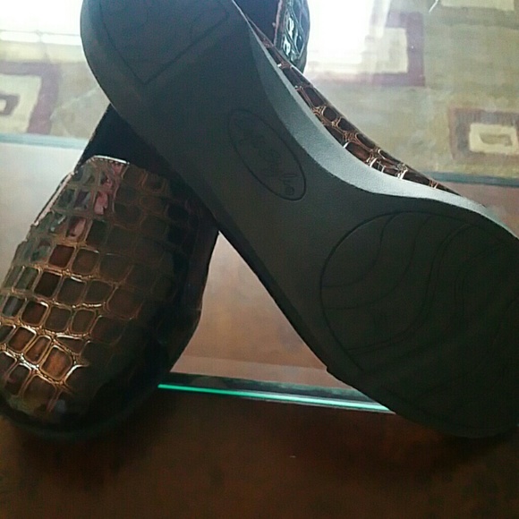 Shoes - Picture 2 of 4
