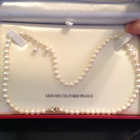 Jewelry - Genuine cultured pearls