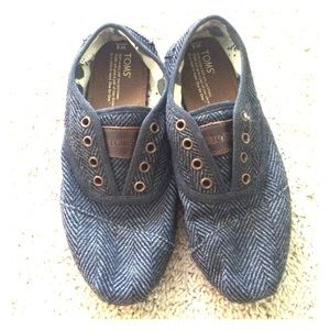 Gray and Black TOMS Cordones Women's size 8!!!