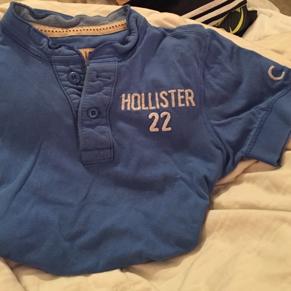 Hollister v neck