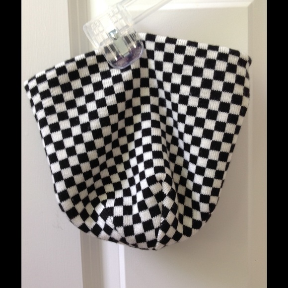 Reversible black and white beanie hat