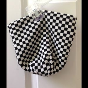 Reversible black and white beanie hat