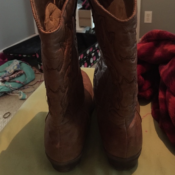 boots - Picture 2 of 3