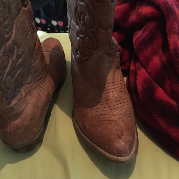 boots - Picture 3 of 3