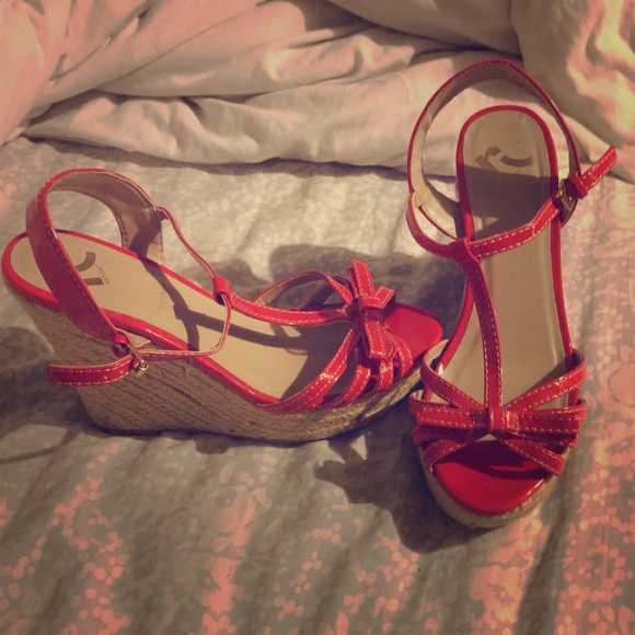 Report strappy wedges