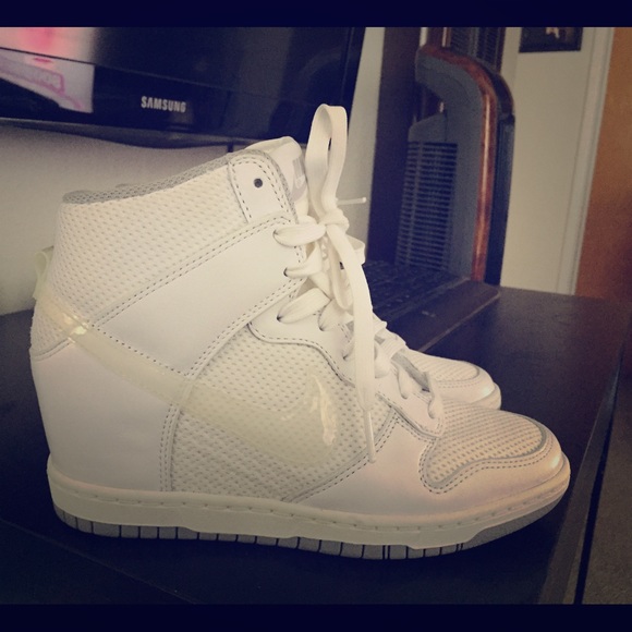 NIKE DUNK SKI HIGH ESSENTIAL - size 6 women's