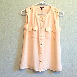Sleeveless shirt