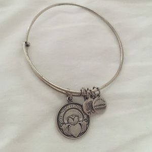 Irish Claddagh bangle