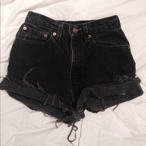 🌺 SOLD 🌺 Vintage Levi Distressed Shorts