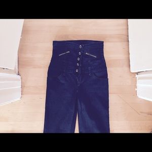 LF Super High-Waisted Jeans.