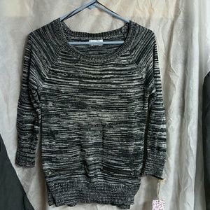 Black/White long sleeve sweater with 2 pockets
