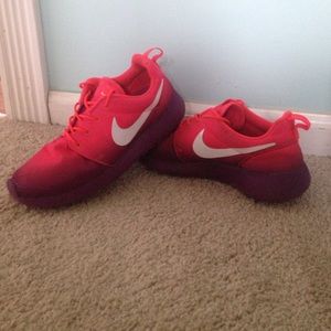 Nike pink/purple roshe run sneakers