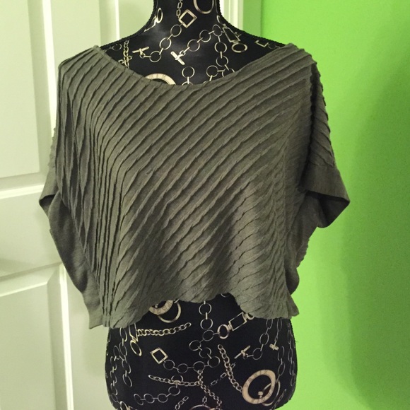 Wet Seal crop top (green) - Picture 2 of 4