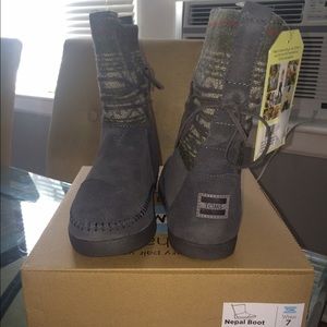 TOMS gray suede Nepal boot