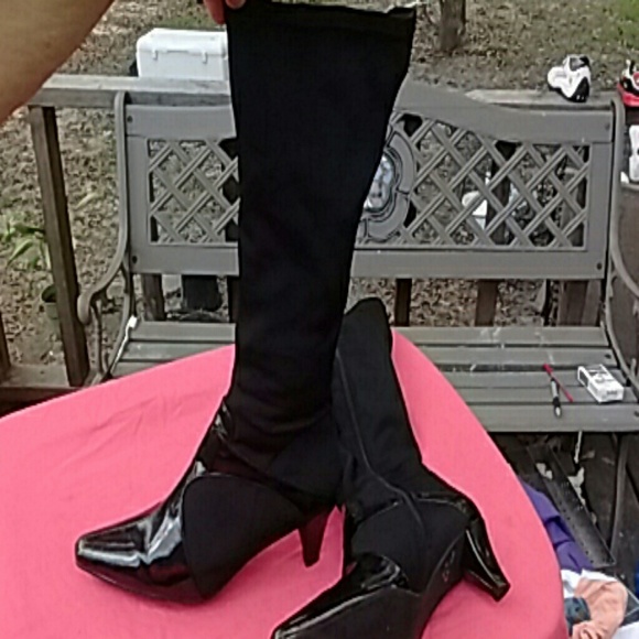 Ladies boots  with the stretchy leg open to offers