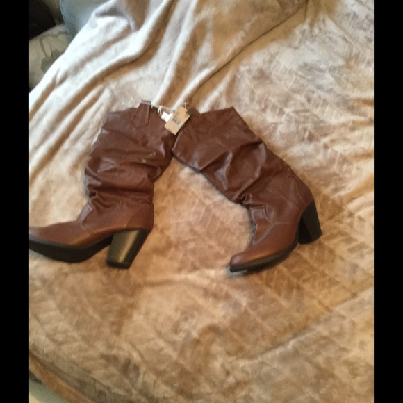 NWT brown boots with heels