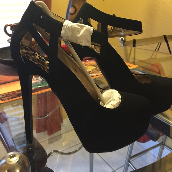 Black pumps