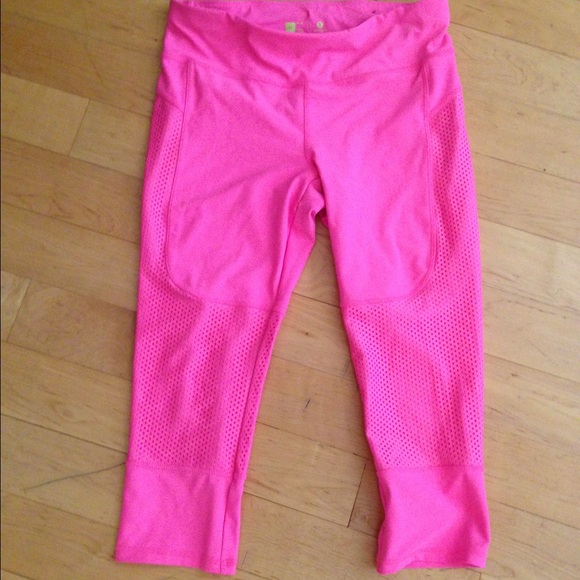 EUC Xersion hot pink workout crops size medium