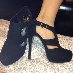Black pumps