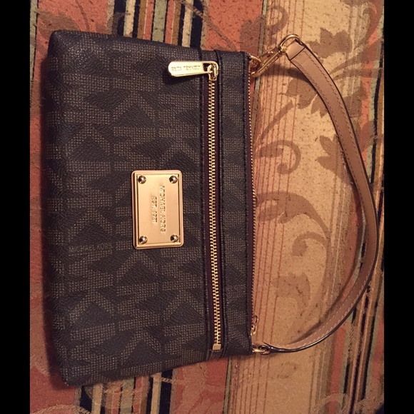 Michael Kors Handbags - Michael Kors Wristlet