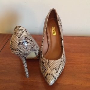 BRAND NEW "X2B" Snakeskin Pumps