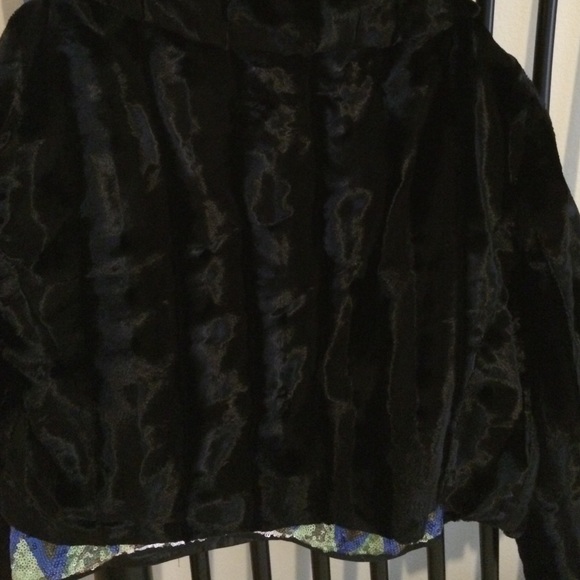 Cropped faux fur jacket - Picture 3 of 3