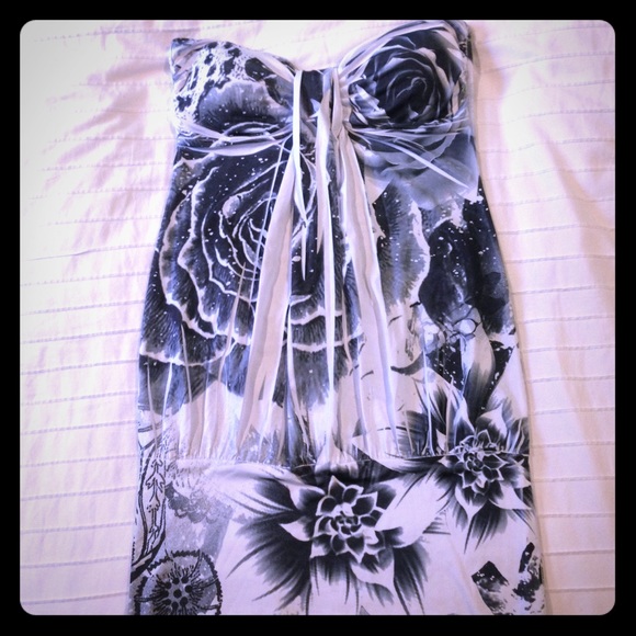 Black and white floral top! - Picture 1 of 3