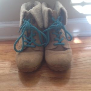 Wedged justice boots
