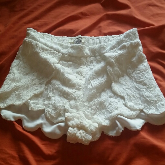 Sans Souci Outerwear - White lace shorts!
