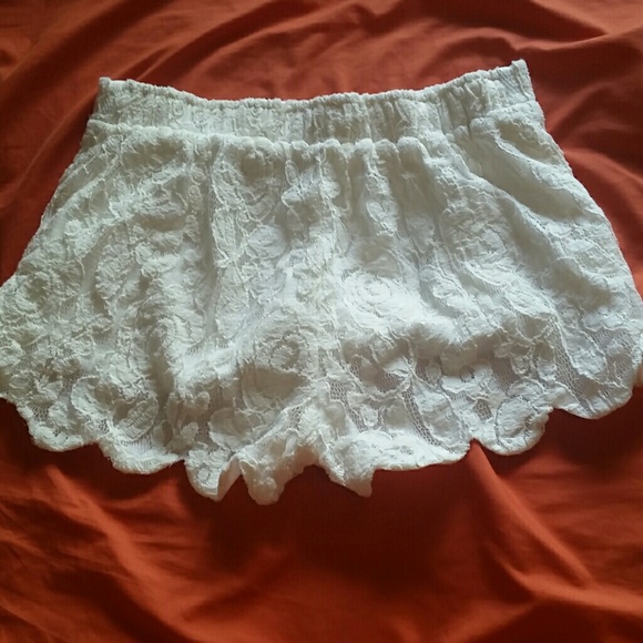 White lace shorts! - Picture 3 of 3