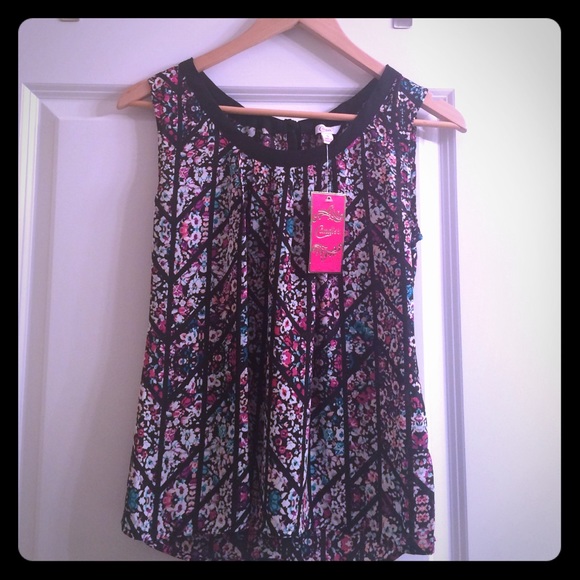 *****SOLD****NWT Tank top with bow detail at back.