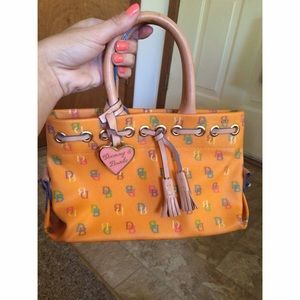 🎁Dooney & Bourke small handbag! 💛💚💜💙