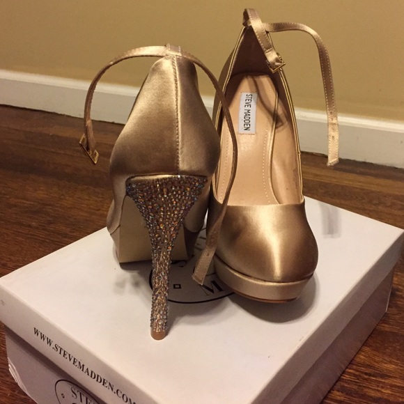 Steve Madden gold satin pumps