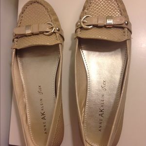 Anne Klein close shoes