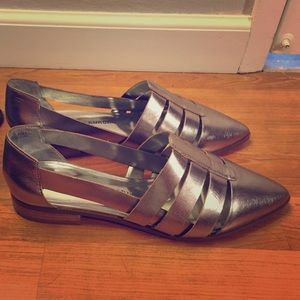 CHINESE LAUNDRY OUTCAST FLATS
SILVER/8 like new